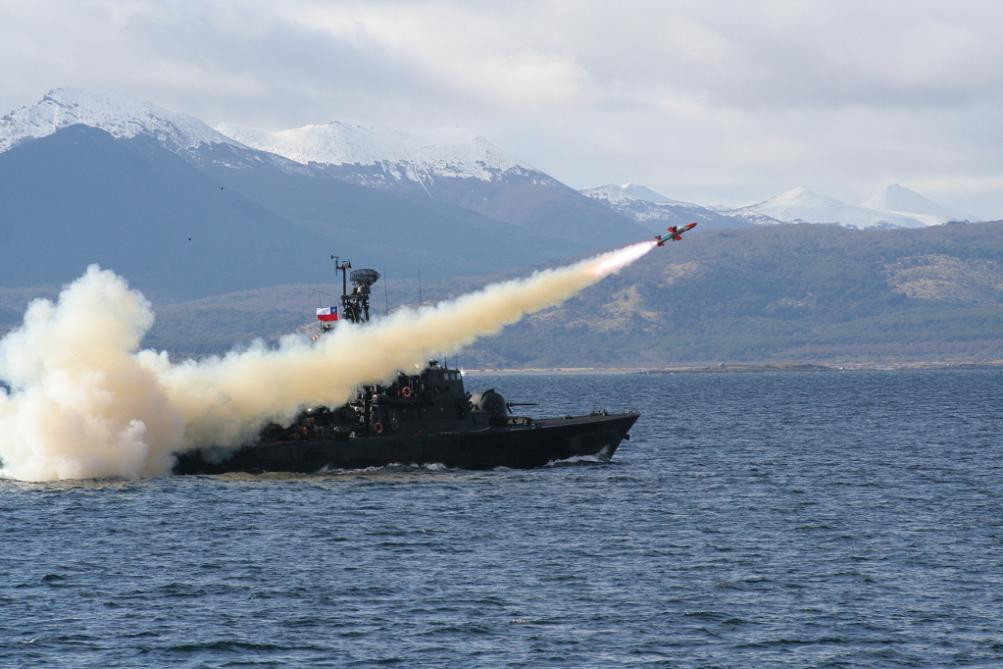 Lancha misilera Sau00b4ar IV disparando misil IAI Gabriel 2 foto Armada de Chile
