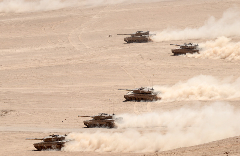Avance de tanques Leopard 2A4 durante maniobras en el desierto Foto Ejército de Chile