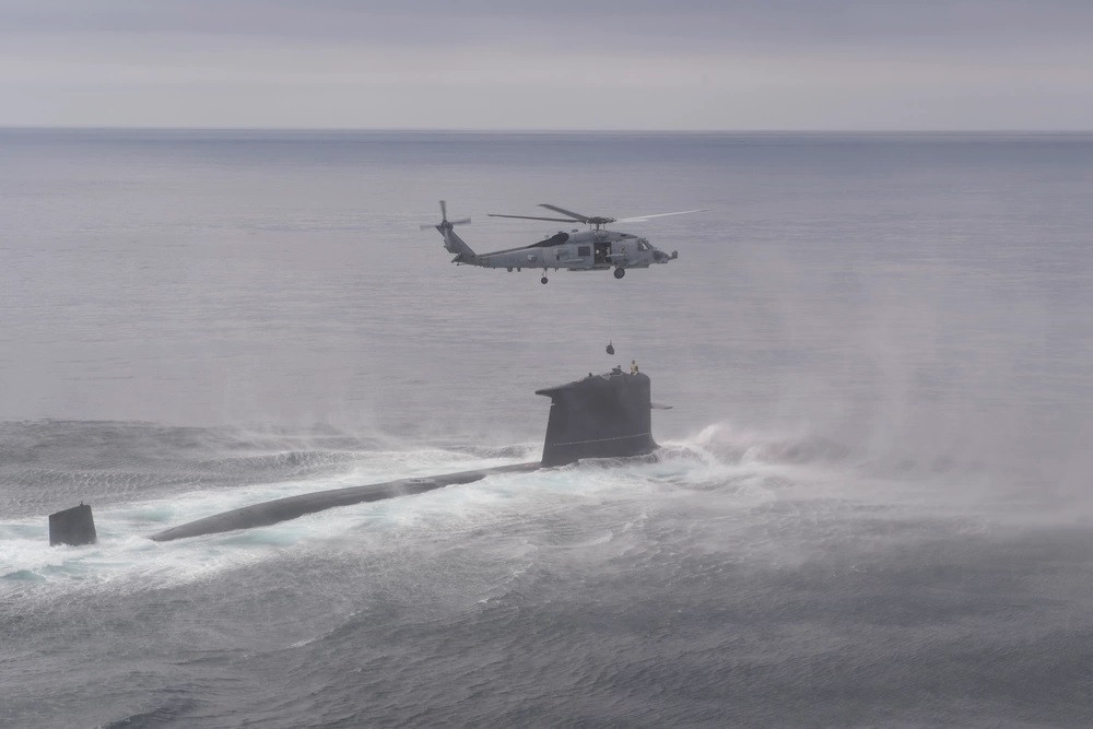 Ejercicio Hoixtex entre submarino Carrera y helicóptero MH 60R Seahawk del Escuadrón HSM 35 Magicians Firma Mass Communication Specialist 2nd Class Aron Montano US Navy
