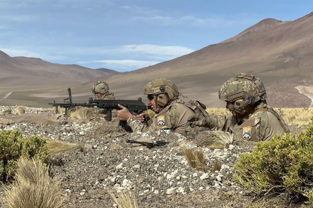 Efectivos de la Brigada Motorizada N1 Calama en una posiciu00f3n defensiva Firma Eju00e9rcito de Chile